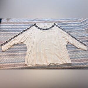 0033- AVA & VIV 4X White Blouse Blue Embroidered Trim Plus Size